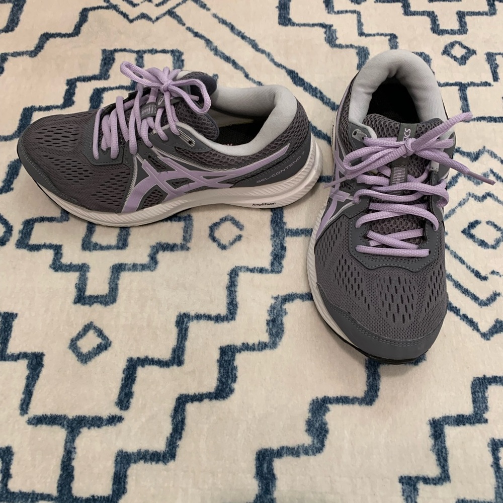 ASICS Women's Gray and Purple gel contend 7 sneakers (Size 7.5)